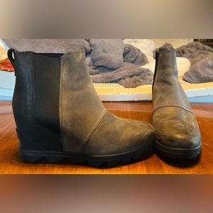 WOMEN'S size 7 sorel JOAN OF ARCTIC WEDGE CHELSEA BOOTIE.